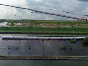 Rel Terendam Banjir, Kereta Tetap Melaju di Porong