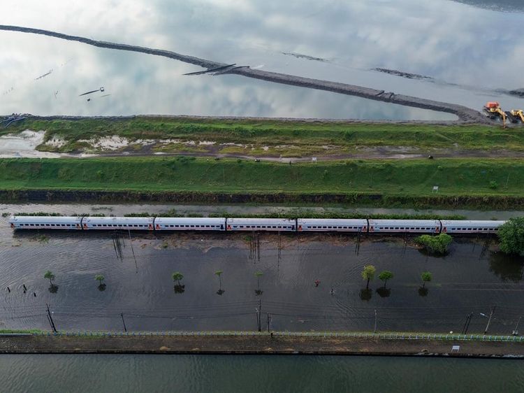 Rel Terendam Banjir, Kereta Tetap Melaju di Porong