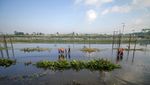 Rel Terendam Banjir, Kereta Tetap Melaju di Porong