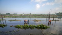Banjir yang terjadi akibat hujan deras sejak Senin malam (16/6) itu merendam jalur transportasi vital, baik jalan raya maupun rel kereta api. ANTARA FOTO/Umarul Faruq