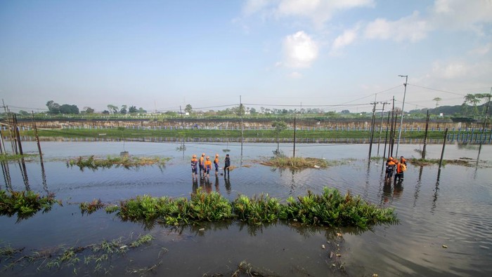 Rel Terendam Banjir, Kereta Tetap Melaju di Porong Kereta api melintasi rel yang terendam banjir di samping Jalan Raya Porong, Sidoarjo, Jawa Timur, Selasa (17/6/2025). Curah hujan yang tinggi sejak Senin (16/6) malam mengakibatkan banjir yang merendam rel kereta api dan jalan raya Porong setinggi 5070 cm. ANTARA FOTO/Umarul Faruq