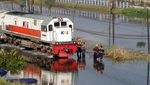 Rel Terendam Banjir, Kereta Tetap Melaju di Porong