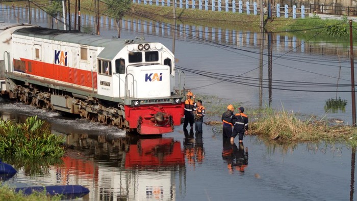 Rel Terendam Banjir, Kereta Tetap Melaju di Porong Kereta api melintasi rel yang terendam banjir di samping Jalan Raya Porong, Sidoarjo, Jawa Timur, Selasa (17/6/2025). Curah hujan yang tinggi sejak Senin (16/6) malam mengakibatkan banjir yang merendam rel kereta api dan jalan raya Porong setinggi 5070 cm. ANTARA FOTO/Umarul Faruq