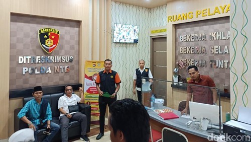 Koalisi relawan Gubernur NTB, Lalu Muhammad Iqbal saat melapor ke Ditreskrimsus Polda NTB, Selasa (17/6/2025). (Foto: Abdurrasyid Efendi/detikBali).