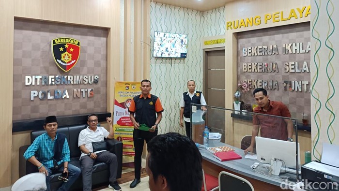 Koalisi relawan Gubernur NTB, Lalu Muhammad Iqbal saat melapor ke Ditreskrimsus Polda NTB, Selasa (17/6/2025). (Foto: Abdurrasyid Efendi/detikBali).
