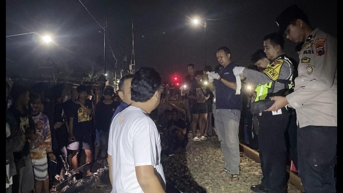 Evakuasi dua remaja yang tewas tertabrak KA di Batang.