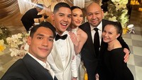 Afgan, Rossa, dan Didit, putra Presiden Prabowo senyum bareng pengantin baru, Al Ghazali dan Alyssa Daguise. Foto: dok. Instagram Afgan