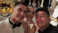 Semua tamu yang datang memakai busana dresscode bernuansa hitam dan emas. Boy William kok datang sendiri? Foto: dok. Instagram Boy William