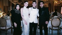 Aurel Hermansyah memakai gaun muslim panjang berwarna hitam dengan detail di bagian leher, terlihat sederhana tapi punya poin. Aurel dan Atta pose bareng Al Ghazali dan Alyssa Daguise. Foto: dok. Instagram Atta Halilintar