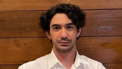 Reza Rahadian Gak Terpenjara oleh HP, Santai Aja Tanpa Medsos
