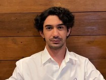 Reza Rahadian Gak Terpenjara oleh HP, Santai Aja Tanpa Medsos