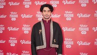 Reza Rahadian mengaku jarang memegang ponsel. Isi dalam barang elektronik itu pun sedikit. Gue itu jarang pegang HP, kecuali WhatsApp dan YouTube, tuturnya. (Foto: dok Instagram)