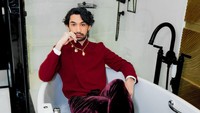 Reza Rahadian mengatakan akun Instagram @officialpilarez merupakan buatan fans. Gue punyanya club house, itu pertama kali gue bikin akun sendiri atas nama gue sendiri. Begitu gue pakai sudah gak ada lagi, katanya. (Foto: dok Instagram)