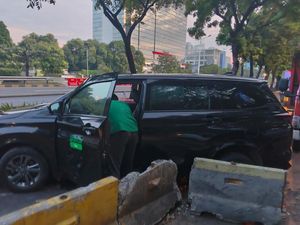 Taksi Online Oleng Hantam Separator Busway di Jakbar, Lalin Tersendat