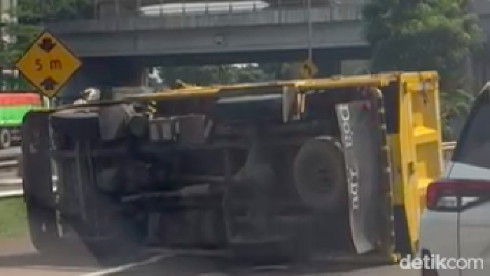Satu unit truk mengalami kecelakaan di Tol Jagorawi (Jakarta-Bogor-Ciawi) Km 7 arah Cawang, Jakarta. Lalu lintas (lalin) di lokasi terpantau padat. (Ahmad Toriq/detikcom)