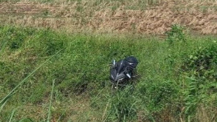 Sebuah motor sport terjun ke pesawahan di Kabupaten Tangerang lantaran pengemudi motor mengantuk saat berkendara. (dok.tangkapan layar medsos BPBD)