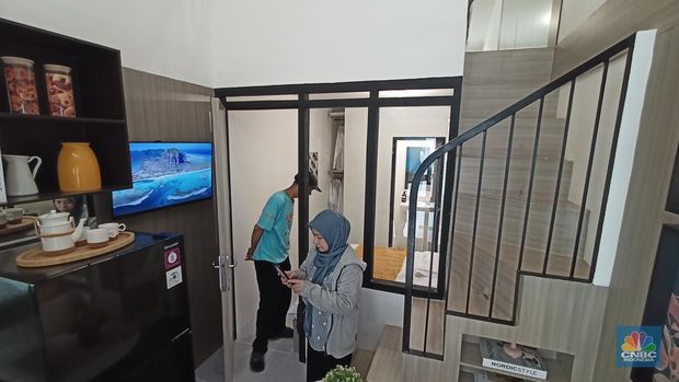 Sejumlah warga antusias melihat rumah berukuran mungil sebesar 14 M2. Kementerian Perumahan dan Kawasa Pemukiman berencana untuk menjadikan rumah ini masuk ke dalam skema rumah subsidi,. (CNBC Indonesia/Ferry Sandi)