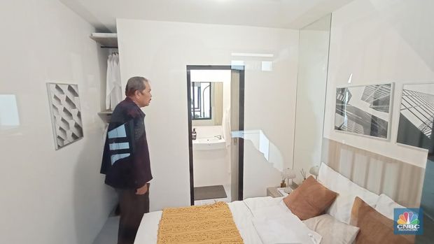 Sejumlah warga antusias melihat rumah berukuran mungil sebesar 14 M2. Kementerian Perumahan dan Kawasa Pemukiman berencana untuk menjadikan rumah ini masuk ke dalam skema rumah subsidi,. (CNBC Indonesia/Ferry Sandi)