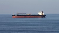 Menurut Badan Informasi Energi Amerika Serikat, sekitar 20% konsumsi minyak dunia melewati Selat Hormuz. Badan itu bahkan menyebut Hormuz sebagai titik transit minyak paling vital di dunia, sehingga ancaman penutupannya langsung memicu kekhawatiran global. (REUTERS/Hamad I Mohammed) 