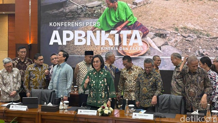 Menteri Keuangan Sri Mulyani Indrawati mengumumkan posisi Anggaran Pendapatan dan Belanja Negara (APBN) sampai Mei 2025 defisit Rp 21 triliun. Realisasi itu setara dengan 0,09% terhadap Produk Domestik Bruto (PDB).
