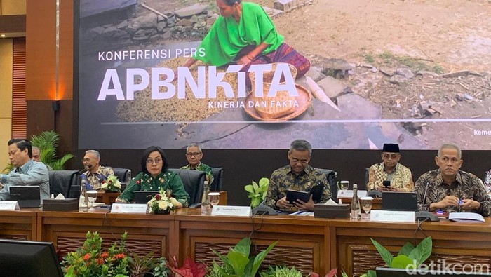 Menteri Keuangan Sri Mulyani Indrawati mengumumkan posisi Anggaran Pendapatan dan Belanja Negara (APBN) sampai Mei 2025 defisit Rp 21 triliun. Realisasi itu setara dengan 0,09% terhadap Produk Domestik Bruto (PDB).