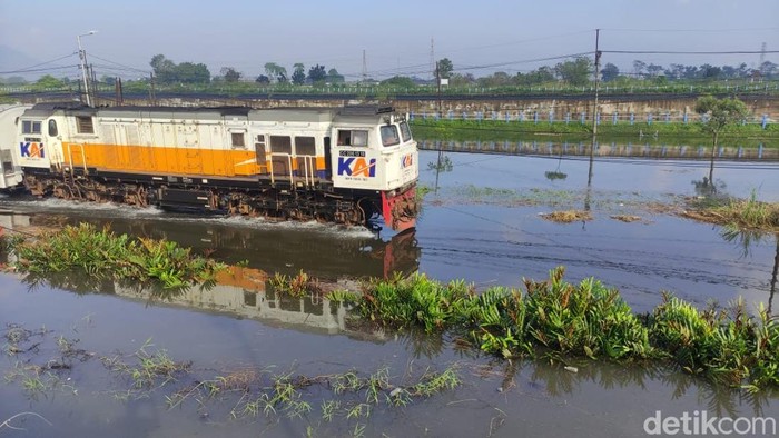 Stasiun Porong Sidoarjo terendam.