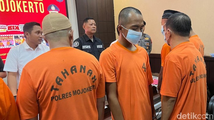 Suami yang dilaporkan ke polisi oleh istrinya ini ternyata tidak hanya cabul, tapi juga menyetubuhi anak kandungnya hingga 5 kali.