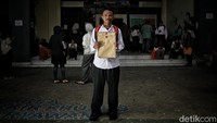 Dimas (18) baru lulus dari SMK dan ingin segera bekerja demi membantu ekonomi keluarga. Ayahnya telah tiada, dan kini ia tinggal bersama ibu dan saudaranya.  