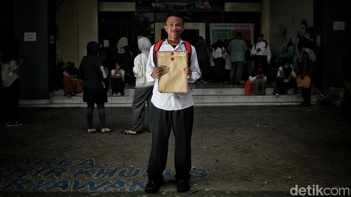 Potret para pencari kerja di Job Fair kawasan Koja, Jakarta Utara, Selasa (17/6/2025). Mereka datang dengan harapan, perjuangan, dan cerita masing-masing.