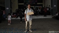Waluyo (52) adalah mantan pegawai logistik di Ramayana yang terdampak efisiensi. Ia masih berjuang mencari pekerjaan demi menafkahi keluarga hingga usia 60 tahun.  
