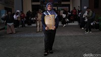 Wulan (33) seorang ibu dengan satu anak. Ia datang ke Job Fair untuk mencari peluang rezeki demi membantu ekonomi keluarga.    