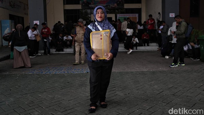 Potret para pencari kerja di Job Fair kawasan Koja, Jakarta Utara, Selasa (17/6/2025). Mereka datang dengan harapan, perjuangan, dan cerita masing-masing.