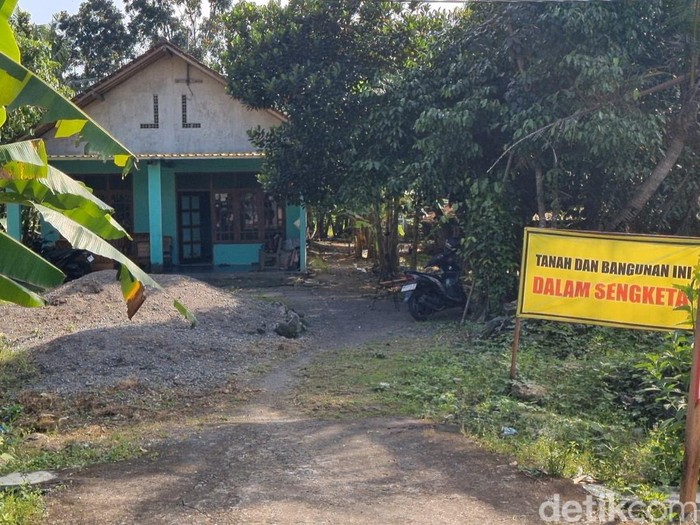 Suasana depan rumah Mbah Tupon korban mafiatanah di Bantul, Selasa (17/6/2025)