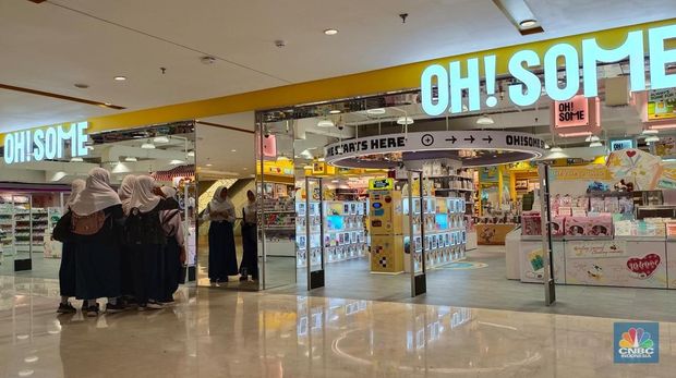 Suasana di dalam Pusat Perbelanjaan Gajah Mada Plaza, Jakarta Pusat, Selasa (17/6/2025). (CNBC Indonesia/Martyasari Rizky)
