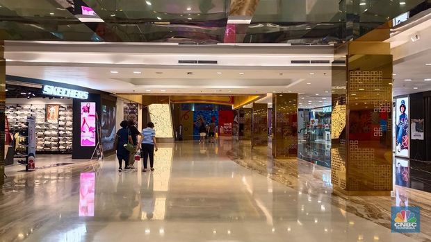 Suasana di dalam Pusat Perbelanjaan Gajah Mada Plaza, Jakarta Pusat, Selasa (17/6/2025). (CNBC Indonesia/Martyasari Rizky)
