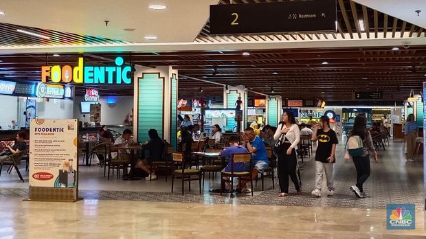 Suasana di dalam Pusat Perbelanjaan Gajah Mada Plaza, Jakarta Pusat, Selasa (17/6/2025). (CNBC Indonesia/Martyasari Rizky)