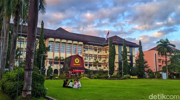 Suasana Gedung Rektorat Unram, Selasa (17/6/2025). (Ahmad Viqi/detikBali).
