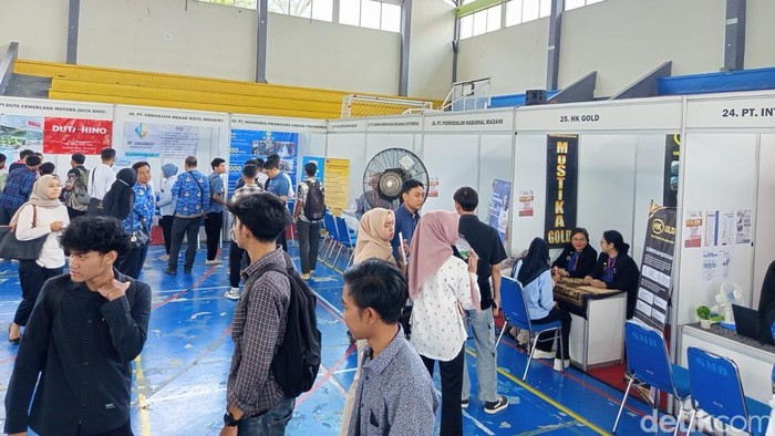 Suasana job fair yang berlangsung di GOR Samapta Sanden, Kota Magelang, Selasa (17/6/2025).