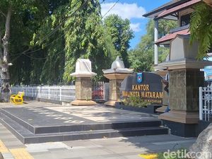 Pemkot Mataram Tertibkan Ratusan PKL Bandel di Trotoar-Jalan Raya