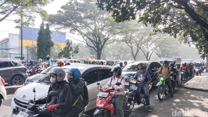 Suasana lalu lintas di Jalan Soekarno Hatta, Kota Bandung