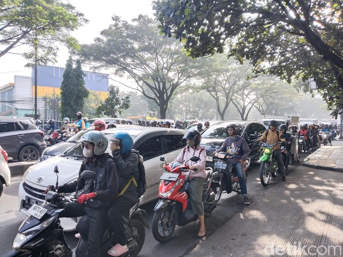 Suasana lalu lintas di Jalan Soekarno Hatta, Kota Bandung