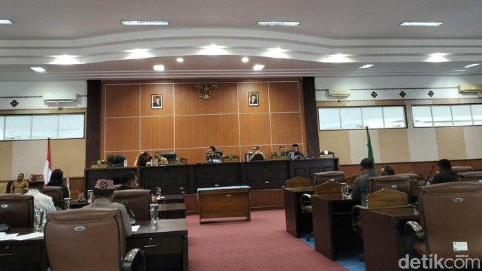 Suasana Rapat Paripurna DPRD Manggarai Barat dengan agenda penyampaian pendapat akhir fraksi terhadap Ranperda tentang Pertanggungjawaban Pelaksanaan APBD Manggarai Barat Tahun Anggaran 2024, Senin (16/6/2025).