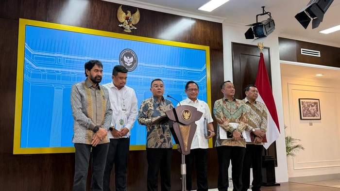 Wakil Ketua DPR Sufmi Dasco Ahmad jumpa pers bersama soal 4 pulau Aceh di kompleks Istana Kepresidenan, Jakarta, Selasa (17/6/2025).