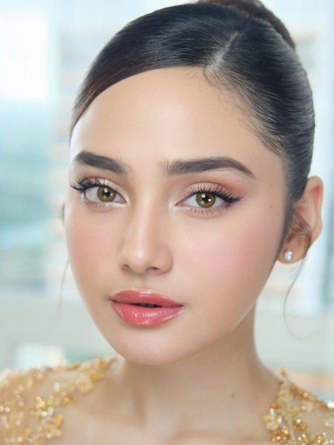 Untuk mempertahankan kesan natural, Ryan menambahkan bulu mata palsu tipis dan ringan yang menyatu dengan bulu mata asli, memberi efek lentik tanpa terlihat dramatis. Sementara itu, winged eyeliner tipis ditambahkan untuk mempertegas bentuk mata tanpa menghilangkan kesan lembut dan feminin. Foto: dok. Instagram @ryanogilvy