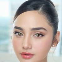 Untuk mempertahankan kesan natural, Ryan menambahkan bulu mata palsu tipis dan ringan yang menyatu dengan bulu mata asli, memberi efek lentik tanpa terlihat dramatis. Sementara itu, winged eyeliner tipis ditambahkan untuk mempertegas bentuk mata tanpa menghilangkan kesan lembut dan feminin. Foto: dok. Instagram @ryanogilvy