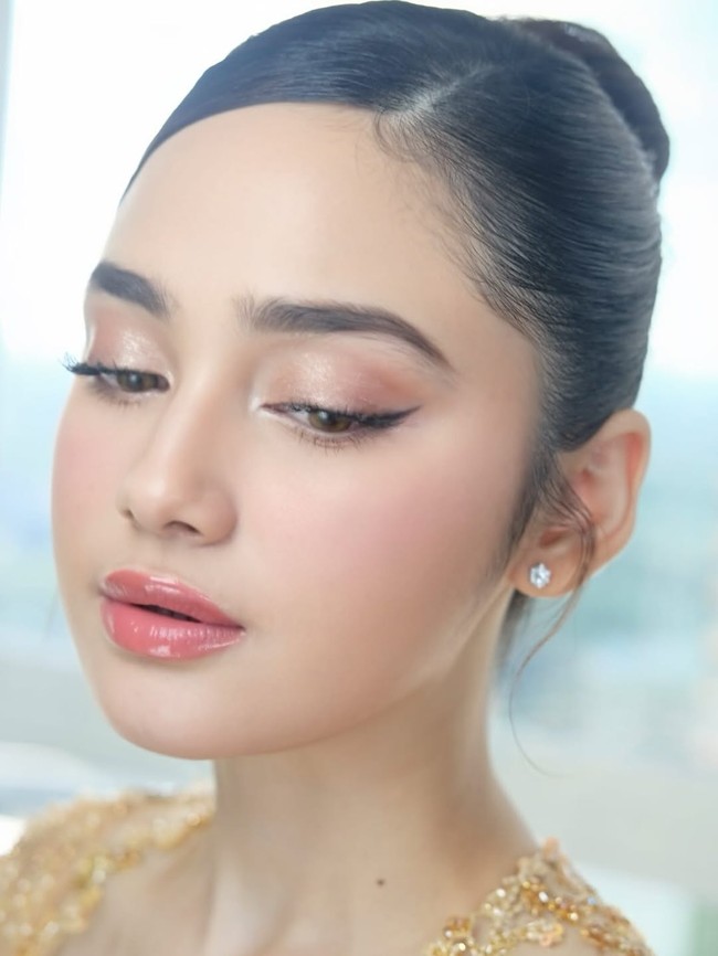 Ryan Ogilvy memilih nuansa nude shimmer untuk riasan mata Syifa, menciptakan tampilan yang mewah tanpa terlihat berlebihan. Eyeshadow diaplikasikan secara halus di kelopak mata, memberi dimensi sekaligus meng-highlight bentuk mata Syifa.  Foto: dok. Instagram @ryanogilvy
