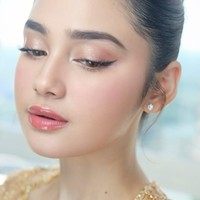 Ryan Ogilvy memilih nuansa nude shimmer untuk riasan mata Syifa, menciptakan tampilan yang mewah tanpa terlihat berlebihan. Eyeshadow diaplikasikan secara halus di kelopak mata, memberi dimensi sekaligus meng-highlight bentuk mata Syifa.  Foto: dok. Instagram @ryanogilvy