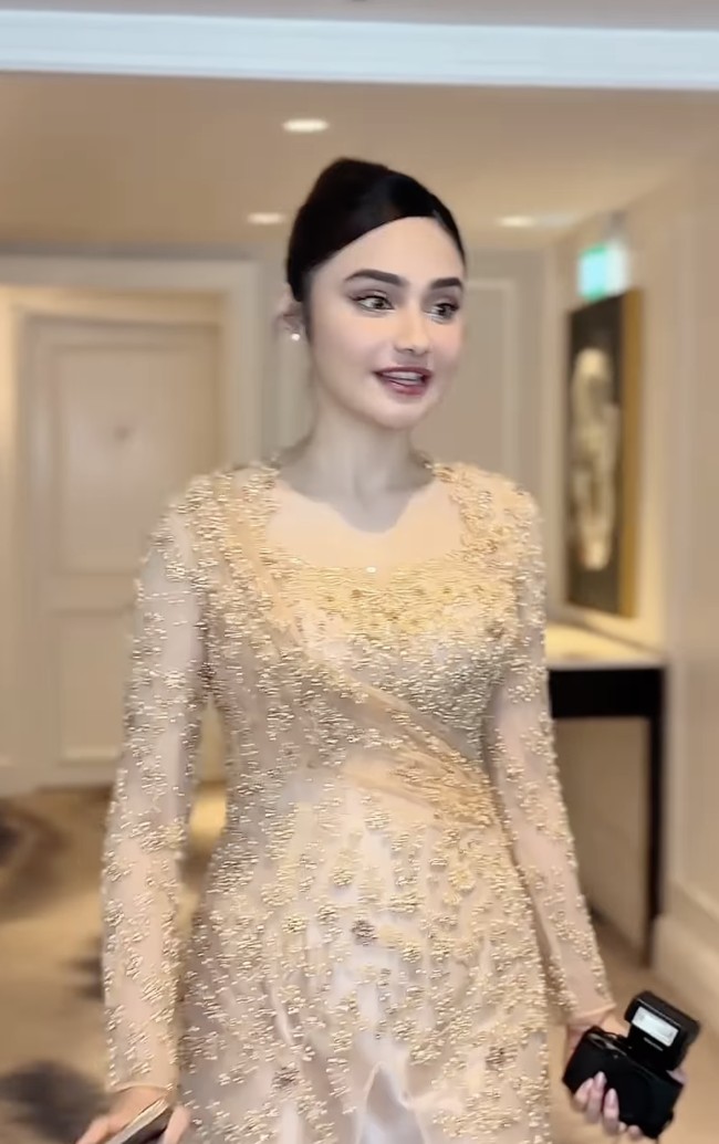 Di momen akad nikah Al Ghazali dan Alyssa, Syifa tampil dengan riasan lawless yang membuat penampilannya begitu elegan dan menawan. Di tangan makeup artist kenamaan Ryan Ogilvy, Syifa tampil sempurna dengan sentuhan makeup yang lembut namun tetap memberikan efek glamor. Foto: dok. Instagram @ askyfebrianti