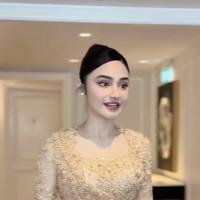 Di momen akad nikah Al Ghazali dan Alyssa, Syifa tampil dengan riasan lawless yang membuat penampilannya begitu elegan dan menawan. Di tangan makeup artist kenamaan Ryan Ogilvy, Syifa tampil sempurna dengan sentuhan makeup yang lembut namun tetap memberikan efek glamor. Foto: dok. Instagram @ askyfebrianti