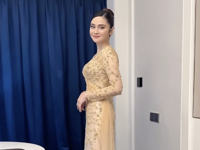 Pada bagian pipi, Ryan memilih blush on bernuansa pink yang menyegarkan wajah Syifa. Warna ini dipulas dengan teknik sheer untuk menciptakan efek merona alami. Sentuhan akhir pada bibir menggunakan lipstik pink glossy,  menambah kesan segar.  Foto: dok. Instagram @ askyfebrianti